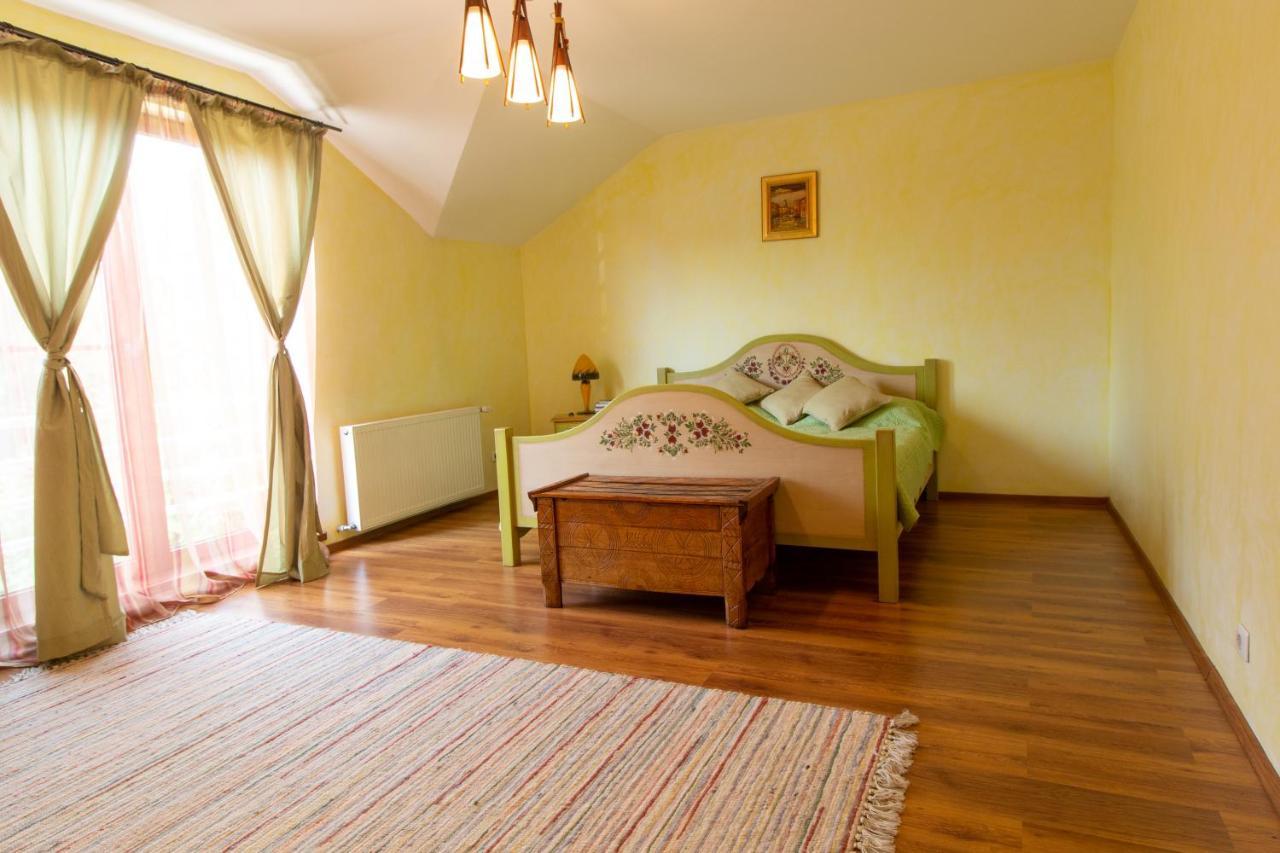 Vila Cu Mesteceni クンピナ エクステリア 写真